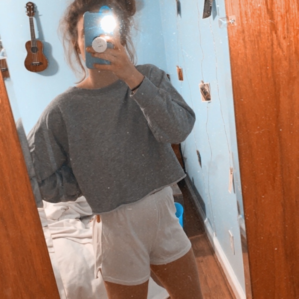 S O L D : Cropped grey sweatshirt! - Picture 1 of 3
